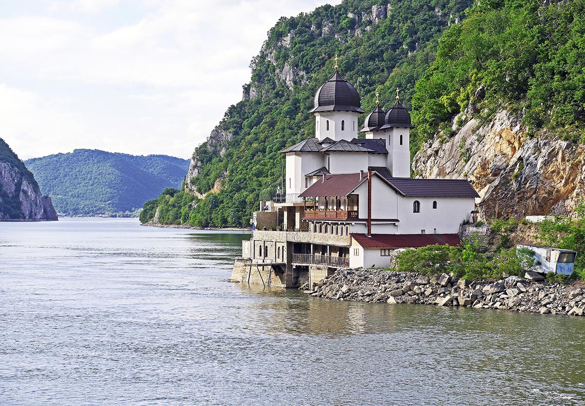 Plimbare cu barca pe Dunăre cu oprire pentru înot