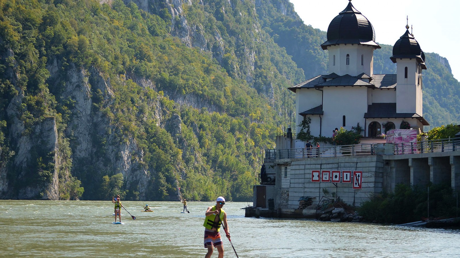 Explorează natura practicând Stand Up Paddle în Cheile Nerei